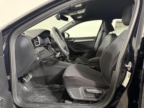 Deep Black Pearl Effect 2026 Volkswagen Jetta 1.5T Sport