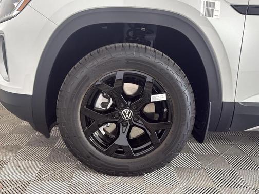 Opal White Pearl 2026 Volkswagen Atlas 2.0T Peak Edition