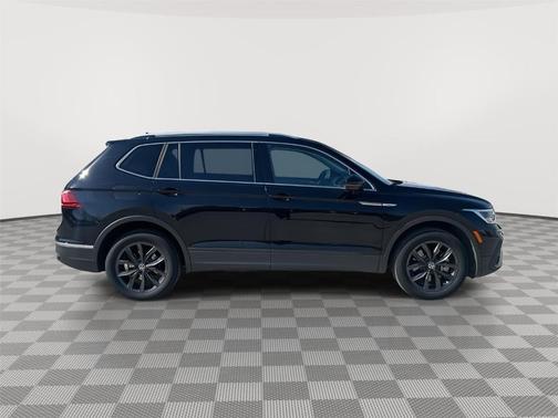 Deep Black Pearl Effect 2022 Volkswagen Tiguan 2.0T SE