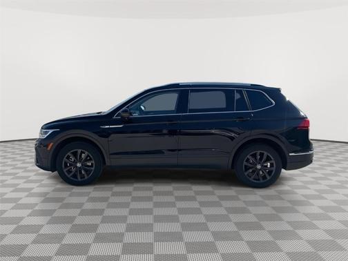 Deep Black Pearl Effect 2022 Volkswagen Tiguan 2.0T SE