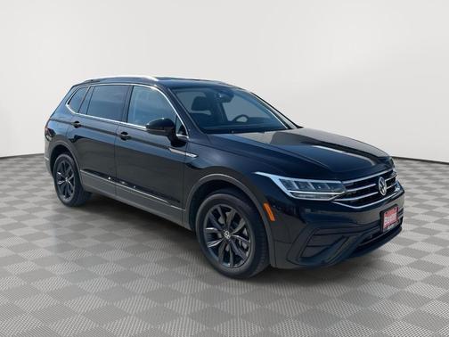 Deep Black Pearl Effect 2022 Volkswagen Tiguan 2.0T SE