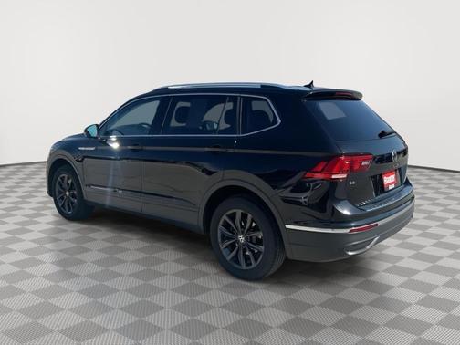 Deep Black Pearl Effect 2022 Volkswagen Tiguan 2.0T SE
