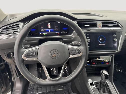 Deep Black Pearl Effect 2022 Volkswagen Tiguan 2.0T SE