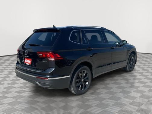 Deep Black Pearl Effect 2022 Volkswagen Tiguan 2.0T SE