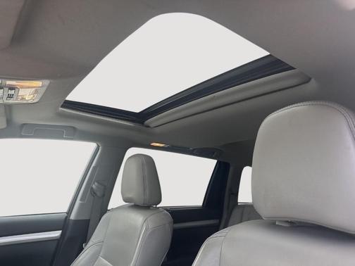 Blizzard Pearl 2017 Toyota Highlander XLE