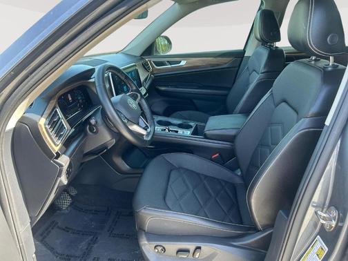 Platinum Gray Metallic 2024 Volkswagen Atlas 2.0T SE