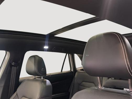 Opal White Pearl Effect 2024 Volkswagen Atlas Cross Sport 2.0T SEL R-Line