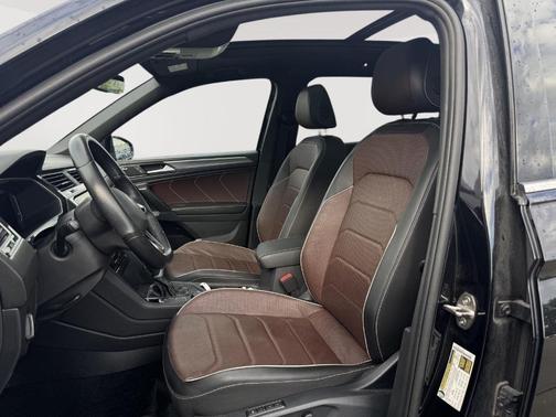 Deep Black Pearl Effect 2024 Volkswagen Tiguan 2.0T SEL R-Line