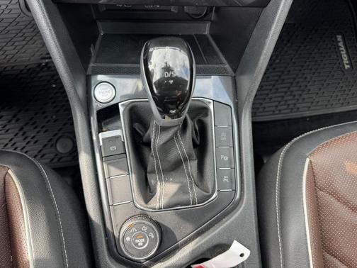 Deep Black Pearl Effect 2024 Volkswagen Tiguan 2.0T SEL R-Line