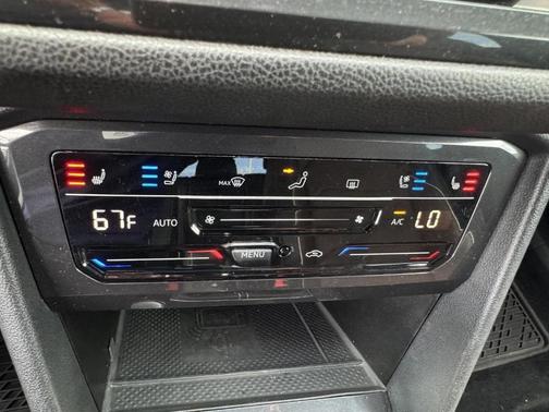 Deep Black Pearl Effect 2024 Volkswagen Tiguan 2.0T SEL R-Line