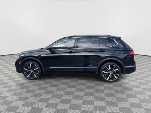 Deep Black Pearl Effect 2024 Volkswagen Tiguan 2.0T SEL R-Line