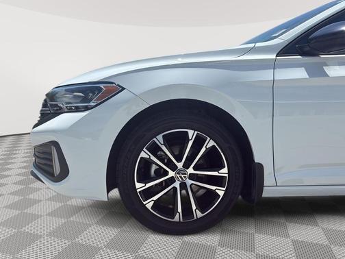 Pure White 2022 Volkswagen Jetta 1.5T Sport