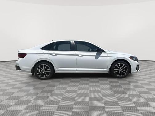 Pure White 2022 Volkswagen Jetta 1.5T Sport