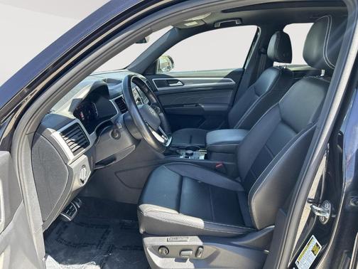 Deep Black Pearl Effect 2021 Volkswagen Atlas Cross Sport 3.6L V6 SEL R-Line