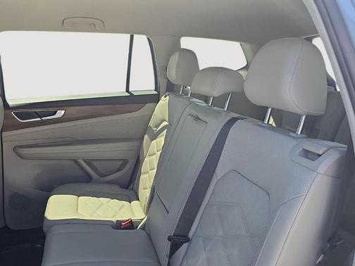 Silver Bird Metallic 2024 Volkswagen Atlas 2.0T SE
