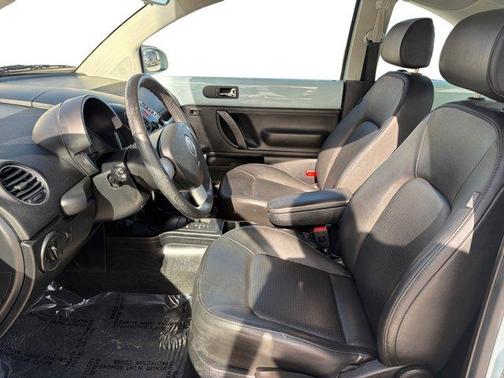 2010 Volkswagen New Beetle 