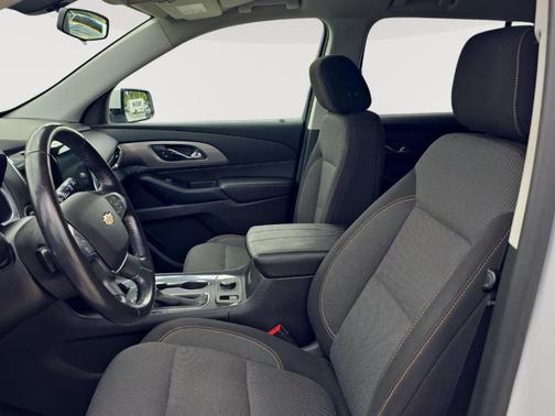 Summit White 2018 Chevrolet Traverse LT Cloth