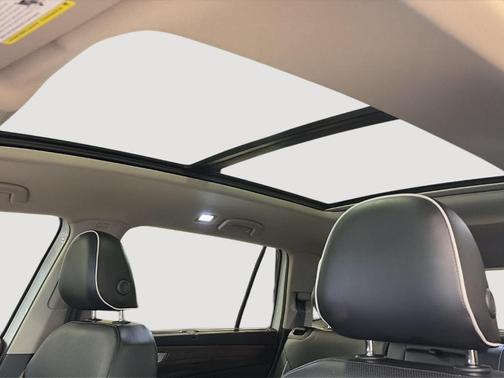 Opal White Pearl Effect 2024 Volkswagen Atlas 2.0T SEL Premium R-Line