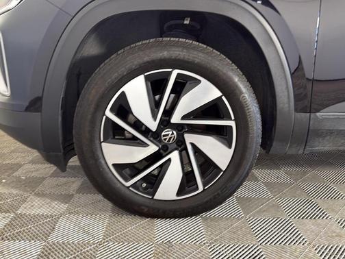Deep Black Pearl Effect 2024 Volkswagen Atlas 2.0T SE