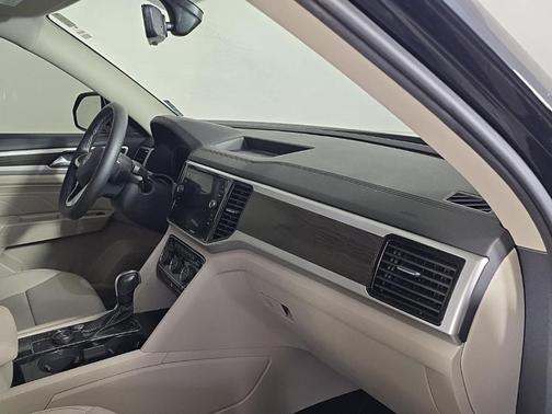Deep Black Pearl Effect 2022 Volkswagen Atlas 2.0T SE