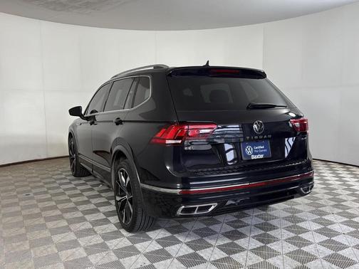 Deep Black Pearl Effect 2023 Volkswagen Tiguan 2.0T SEL R-Line