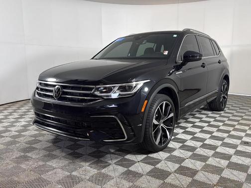 Deep Black Pearl Effect 2023 Volkswagen Tiguan 2.0T SEL R-Line