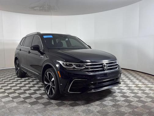 Deep Black Pearl Effect 2023 Volkswagen Tiguan 2.0T SEL R-Line