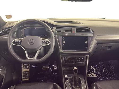 Deep Black Pearl Effect 2023 Volkswagen Tiguan 2.0T SEL R-Line
