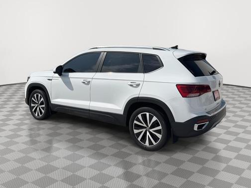 Pure White 2023 Volkswagen Taos 1.5T SE