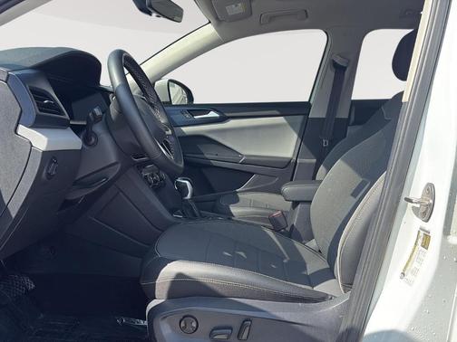 Pure White 2023 Volkswagen Taos 1.5T SE