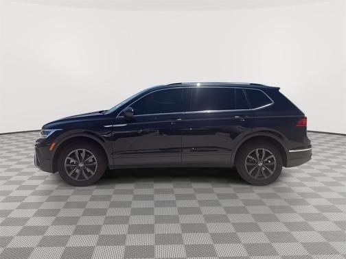 Deep Black Pearl Effect 2023 Volkswagen Tiguan 2.0T SE