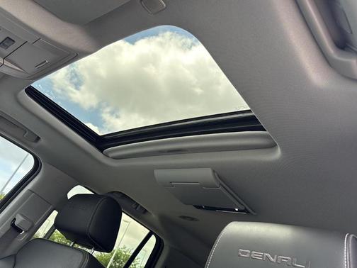 White Frost Tri-Coat 2017 GMC Yukon Denali