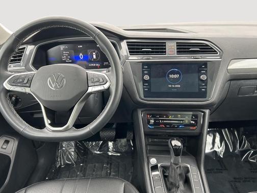 Platinum Gray Metallic 2024 Volkswagen Tiguan 2.0T SE