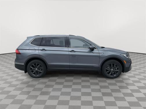 Platinum Gray Metallic 2024 Volkswagen Tiguan 2.0T SE