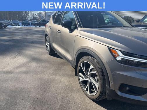 2022 Volvo XC40 T5 R-Design