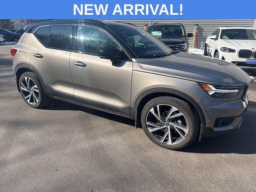 2022 Volvo XC40 T5 R-Design