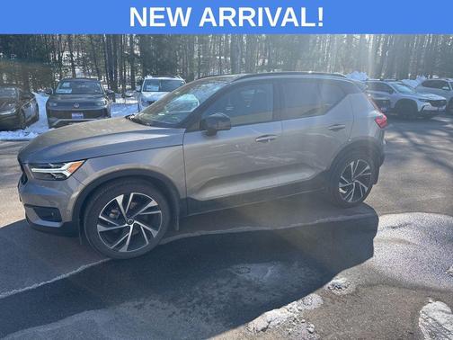 2022 Volvo XC40 T5 R-Design