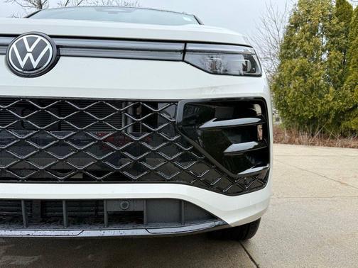 sandstone 2026 Volkswagen Tiguan 2.0T SE R-Line Black 4MOTION