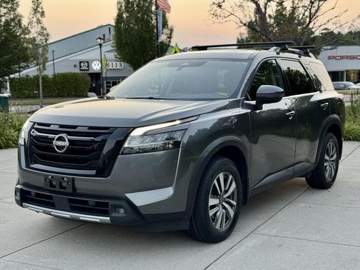 2022 Nissan Pathfinder SL 4WD