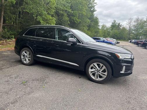 Mythos Black Metallic 2023 Audi Q7 45 Premium Plus