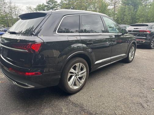 Mythos Black Metallic 2023 Audi Q7 45 Premium Plus
