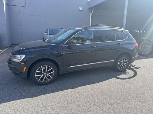 Deep Black 2020 Volkswagen Tiguan 2.0T SE 4MOTION