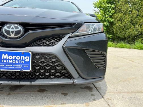 Midnight Black Metallic 2019 Toyota Camry SE