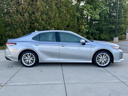 2020 Toyota Camry Hybrid XLE