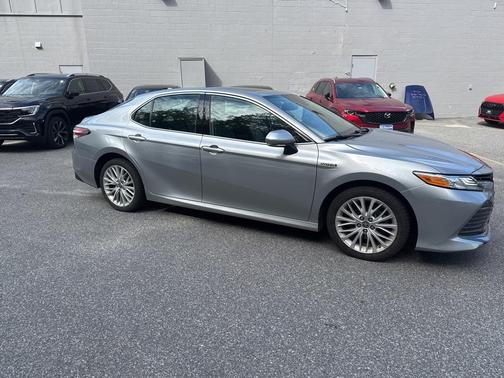 2020 Toyota Camry Hybrid XLE