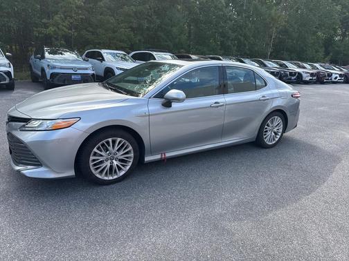 2020 Toyota Camry Hybrid XLE