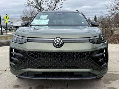 Avocado Green w/Deep Black Roof 2026 Volkswagen Tiguan 2.0T SE R-Line Black 4MOTION