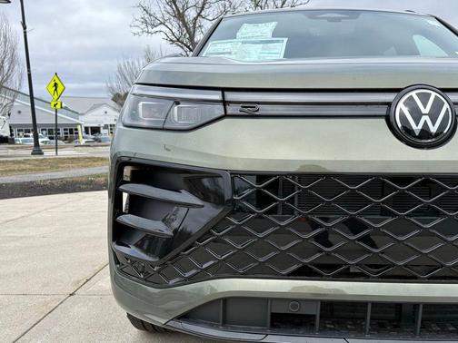 Avocado Green w/Deep Black Roof 2026 Volkswagen Tiguan 2.0T SE R-Line Black 4MOTION