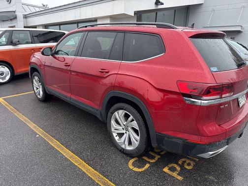 Red Metallic 2021 Volkswagen Atlas 3.6L SE w/Technology