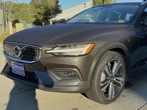 2024 Volvo V60 Cross Country B5 Plus